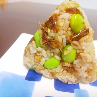 醤油味が美味しい♡枝豆のおかかおにぎり